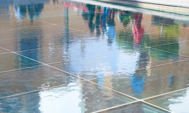 Yürüyen insanların sularında güzel bir yansıma.