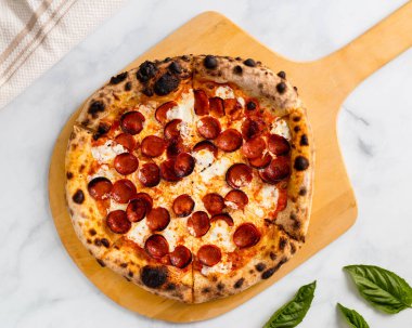 Beyaz mermer bir arka planda Wood Fired Oven 'dan Pepperoni Pizza