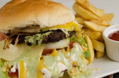 Soslu hamburger ve patates kızartması.