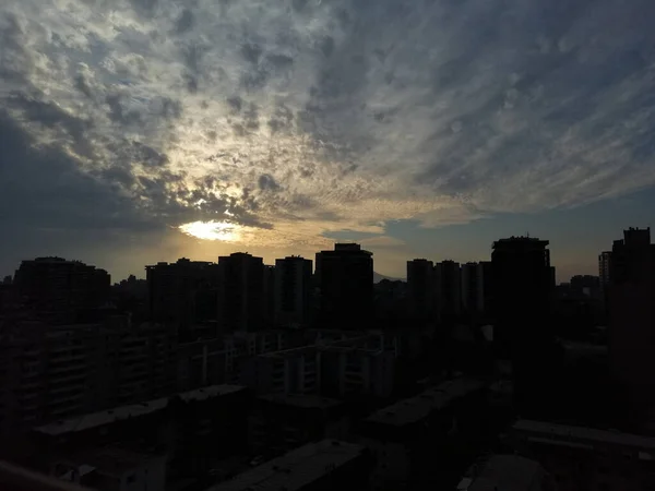 Облачное Небо Над Городскими Жилыми Зданиями Сантьяго Чили — стоковое фото