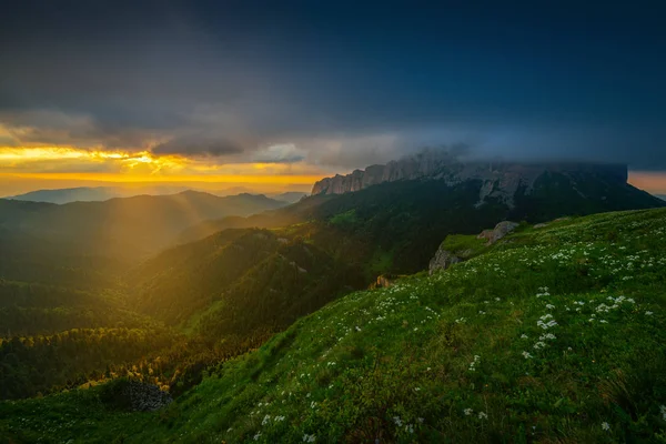 Sommersonnenuntergang in den Bergen mit einem Lichtstrahl — Stockfoto