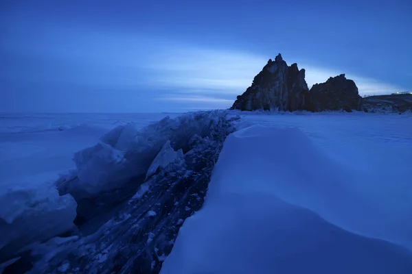 Зимовий ранок у скелі Шаманка на острові Ольхон. озеро Байка. — стокове фото