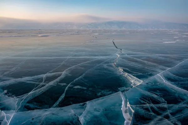 冬天日落时贝加尔湖上的冰 — 图库照片