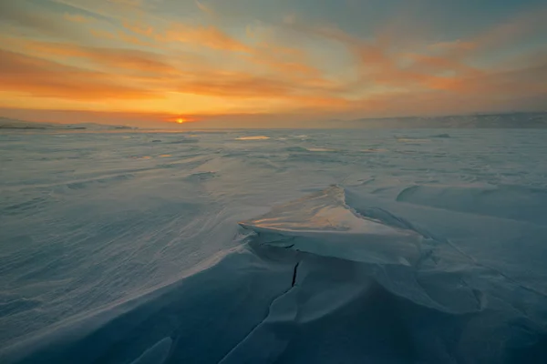Colorido atardecer sobre el hielo cristalino del lago Baikal —  Fotos de Stock
