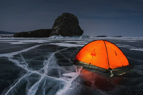 Σκηνή στέκεται στον πάγο της λίμνης Baikal το βράδυ Φωτογραφία Αρχείου