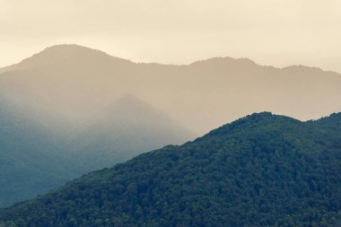 Kafkas dağlarının silueti.
