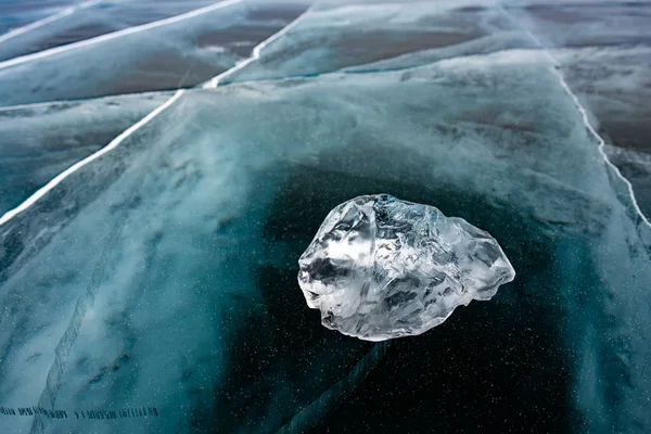 "Κομμάτι πάγου που βρίσκεται στον πάγο της λίμνης Baikal — Φωτογραφία Αρχείου