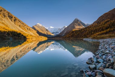 Akkem Gölü 'ndeki Belukha Dağı, Altai Cumhuriyeti, Rusya