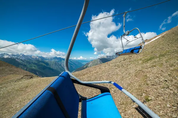 Seilbahn in die Berge am Nachmittag — Stockfoto