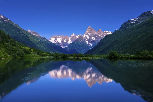 Abend auf dem See in den Bergen im Sommer. Rosia. domba — Stockfoto