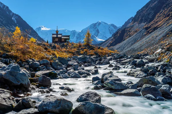 Orthodox chapel in Altai mountains — Stock Photo, Image