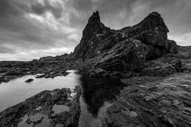 Parabol şeklinde bir montaj, siyah beyaz fotoğraf