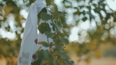 Bir ağaç dalı üzerinde asılı işlemeli havlu