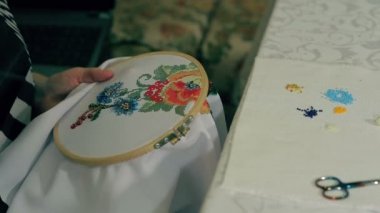 El cam boncuk nakış.