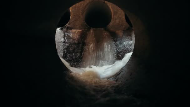 Agua que fluye a través del alcantarillado — Vídeos de Stock