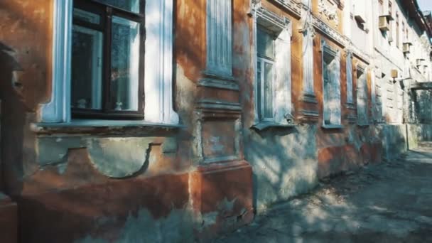 Le mur du vieux bâtiment en ruine — Video