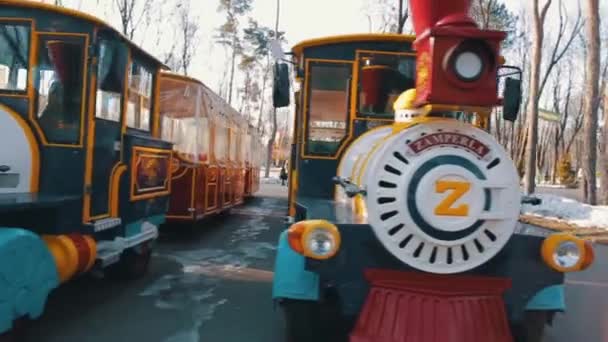 Le train d'attraction dans le parc — Video