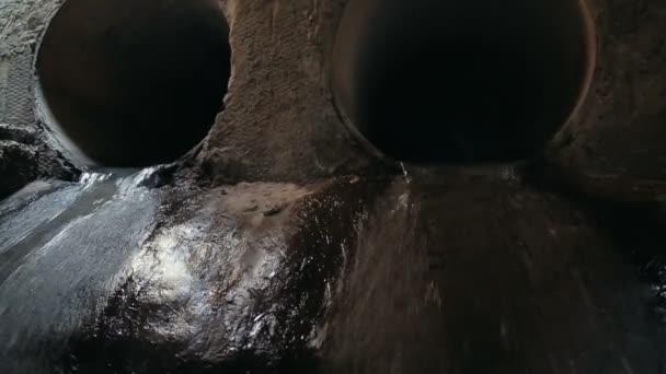 Voda tekoucí přes kanalizace — Stock video