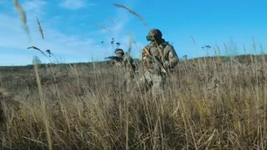 Ukraynalı asker yürüyüş alanında.