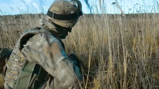 Ukrainischer Soldat nimmt Ziele ins Visier — Stockvideo