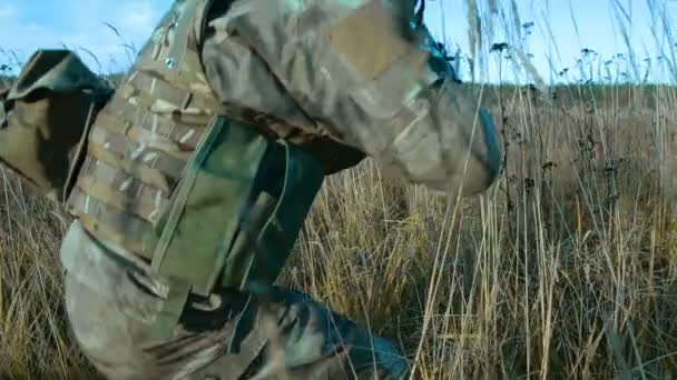 Ukrainischer Soldat nimmt Zielscheibe ein und flüchtet — Stockvideo