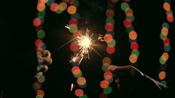 Mão acende um sparkler de outro — Vídeo de Stock