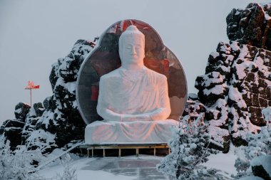 Akşamları kayadaki Buddah anıtı