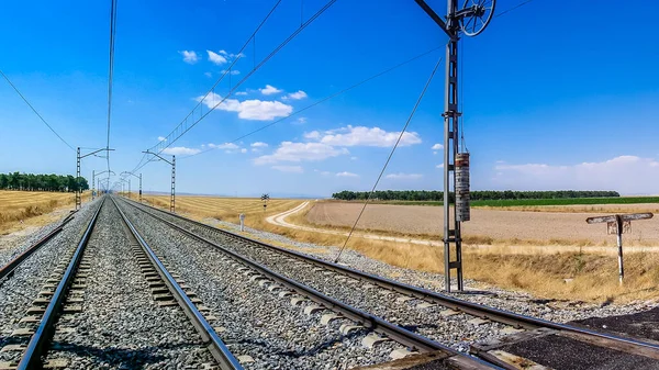 İspanya Kastilya 'da sonsuz düzlükteki demiryolları