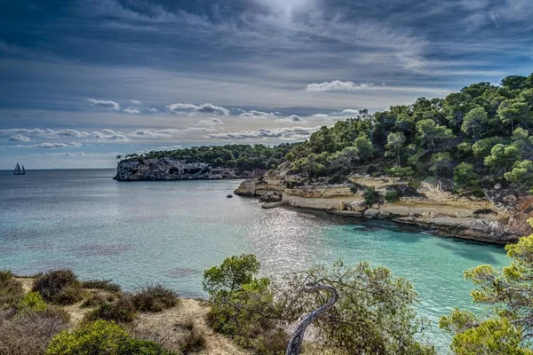 İspanyol Akdeniz adası Mallorca 'daki Cala del Mago' da yelkenli.