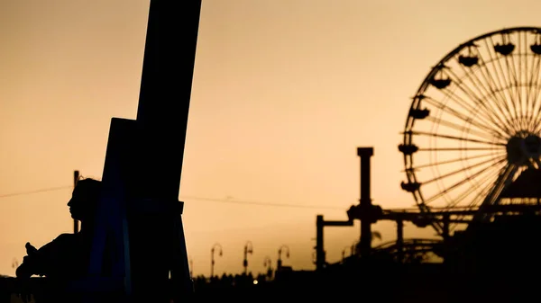 Parco Divertimenti Visto Tramonto Con Profilo Donna Che Guarda Mare — Foto Stock