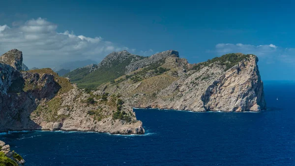 İspanya 'nın Akdeniz adası Mallorca' daki Cape Formentor 'daki kayalıklar