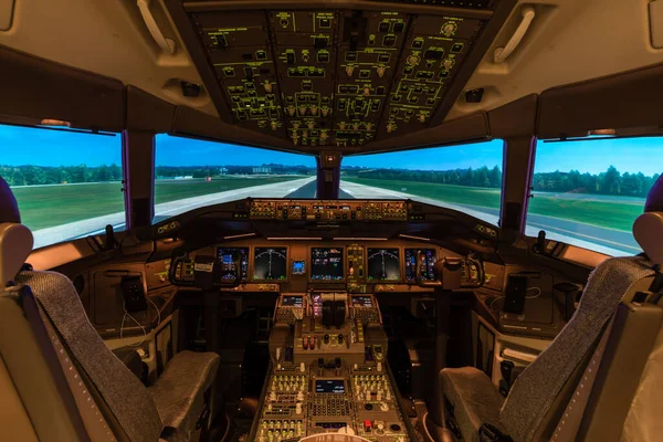 Boeing 777 на злітно -посадковій смузі 16 аеропорту Цюріх ліцензував строкові фотографії