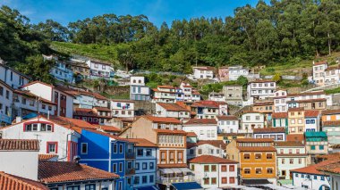 İspanya 'nın kuzeyindeki Asturias' taki Cudillero balıkçı köyü.