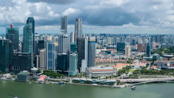 Marina Körfezi Sands 'in tepesindeki gözlem güvertesinden Singapur silueti.