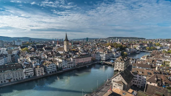 Katedral kulesinin tepesindeki gözlem güvertesinden Zürih