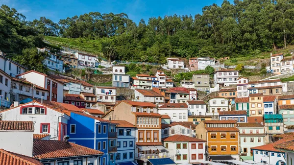 İspanya 'nın kuzeyindeki Asturias' taki Cudillero balıkçı köyü.