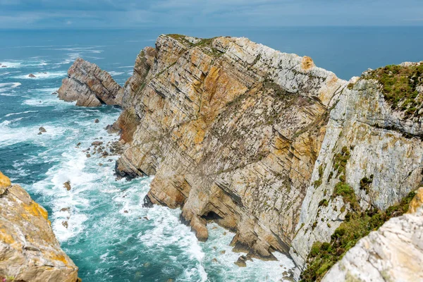 İspanya 'nın kuzeyinde Cape Penas' ta (Cabo de Peas) dalgalı deniz