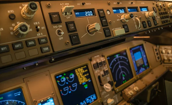 Modern bir uçağın otomatik pilot panelinin yakın görüntüsü