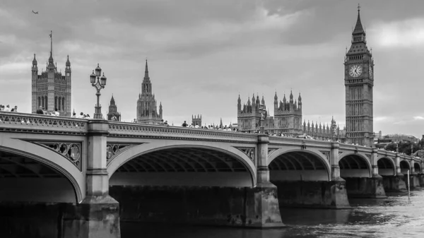 Westminster Köprüsü ve Londra 'daki Big Ben.