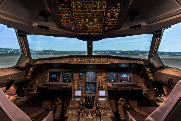 Zürih, Swtthe; 26 Nisan 2016: A340 kalkış noktası Zürih pisti 16