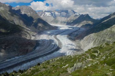 İsviçre Alplerindeki Aletsch Buzulu 'nun Panoramik Görünümü