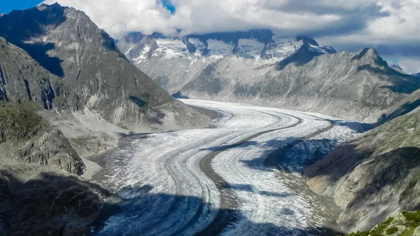 İsviçre Alplerindeki Aletsch Buzulu 'nun Panoramik Görünümü