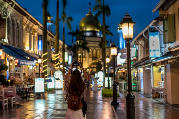 Singapur 'daki Sultan Camii' nin fotoğrafını çeken kız.