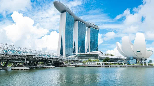 Singapur; 10 Haziran 2019: Marina Bay Sands görkemli binası körfezden görüldü.