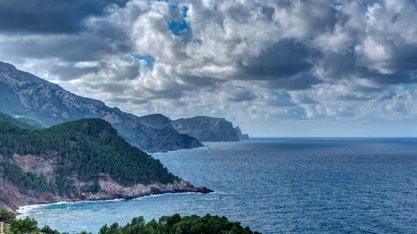 Mallorca adasındaki Sierra de Tramuntana 'nın kuzey kıyısında.
