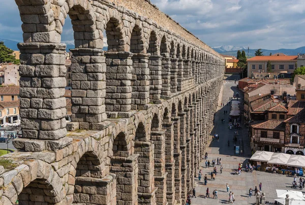 Segovia, İspanya; 2 Mayıs 2018: Roma Aqueduct şehir merkezini geçiyor