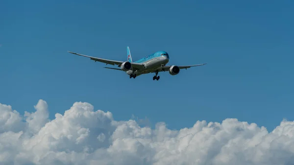 Zürih, İsviçre; 10 Temmuz 2019: Zürih havaalanına Kore Hava Boeing 787 yaklaşımı