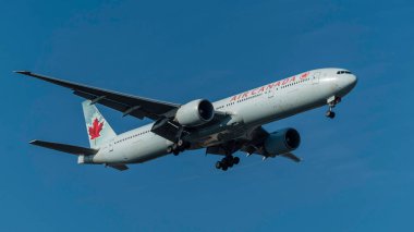 Zürih, İsviçre; 10 Temmuz 2019: Zürih havaalanına Air Canada Boeing 777 yaklaşımı