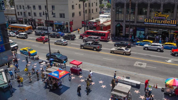 Los Angeles, ABD; 16 Haziran 2018: Hollywood Bulvarı 'ndaki İnsanlar