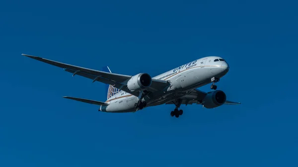 Zürih, İsviçre; 10 Temmuz 2019: Birleşik Havayolları Boeing 787 Zürih havaalanına yaklaşıyor